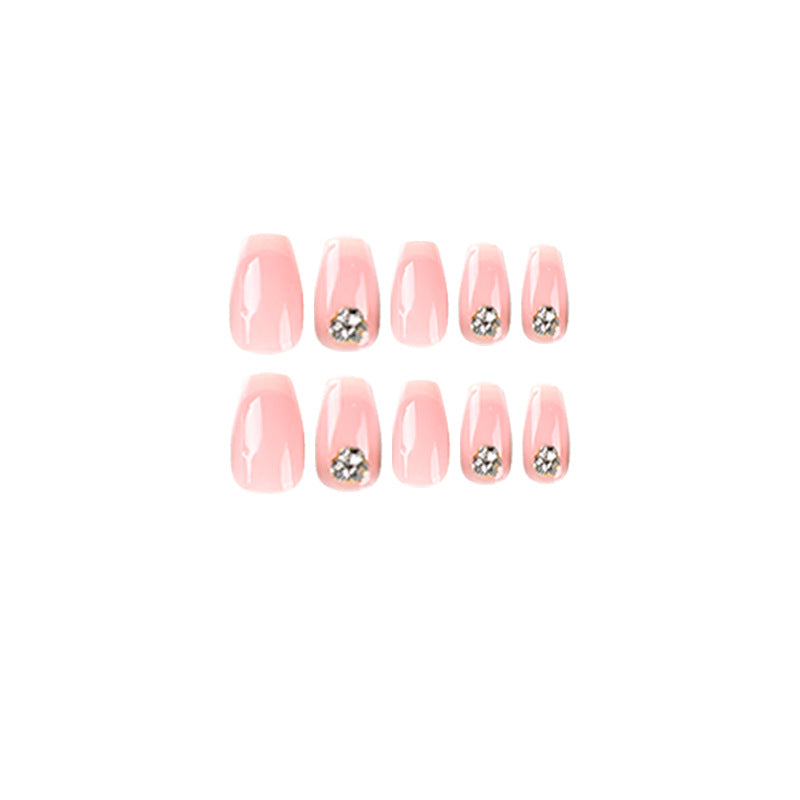 Kunstvolle Nagelverlängerungen mit elegantem French-Tip und Strassverzierungen Karnz