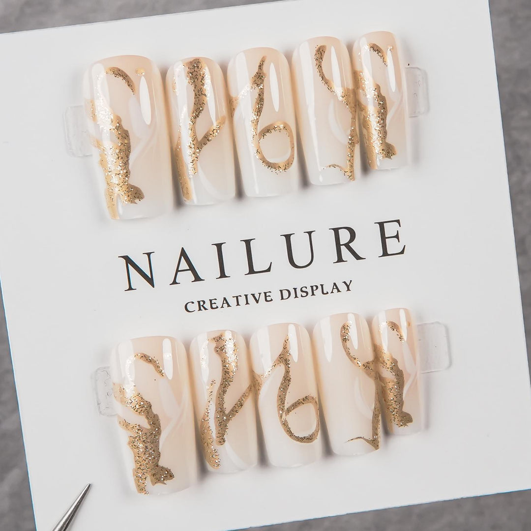 Dekoratives Press-On Nagelkunst-Set mit goldenen Akzenten