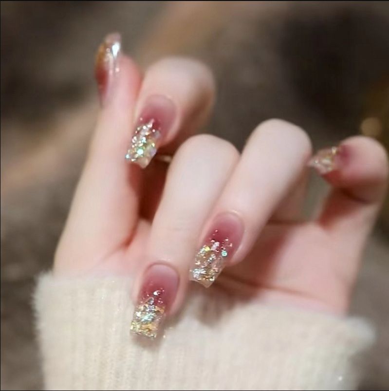 Elegante Kunstnägel mit Funkelndem Glitzer Karnz