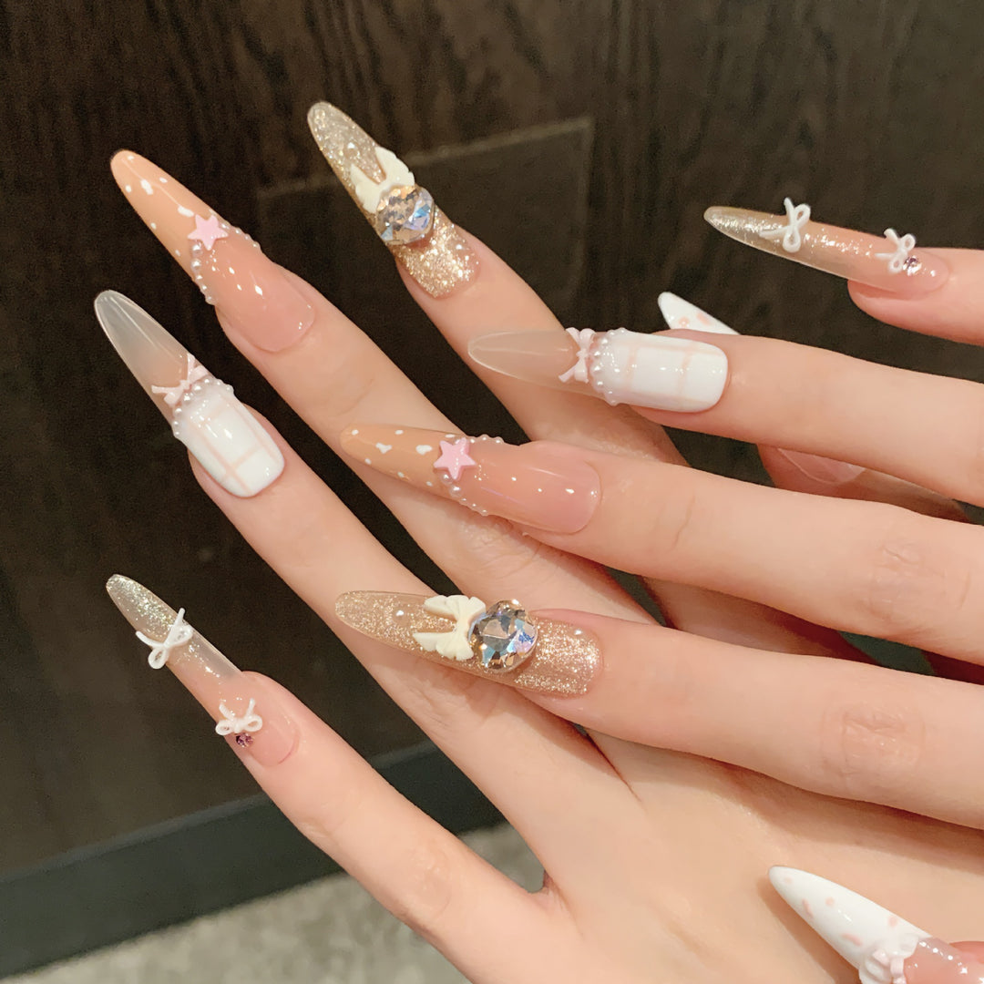 Stylisches Gel Press-On Nagelset mit dekorativen Verzierungen