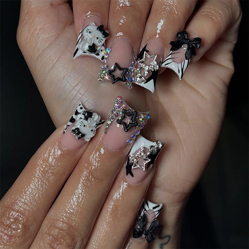 Kunstvolle Nagelverlängerungen mit trendigen 3D-Applikationen Karnz