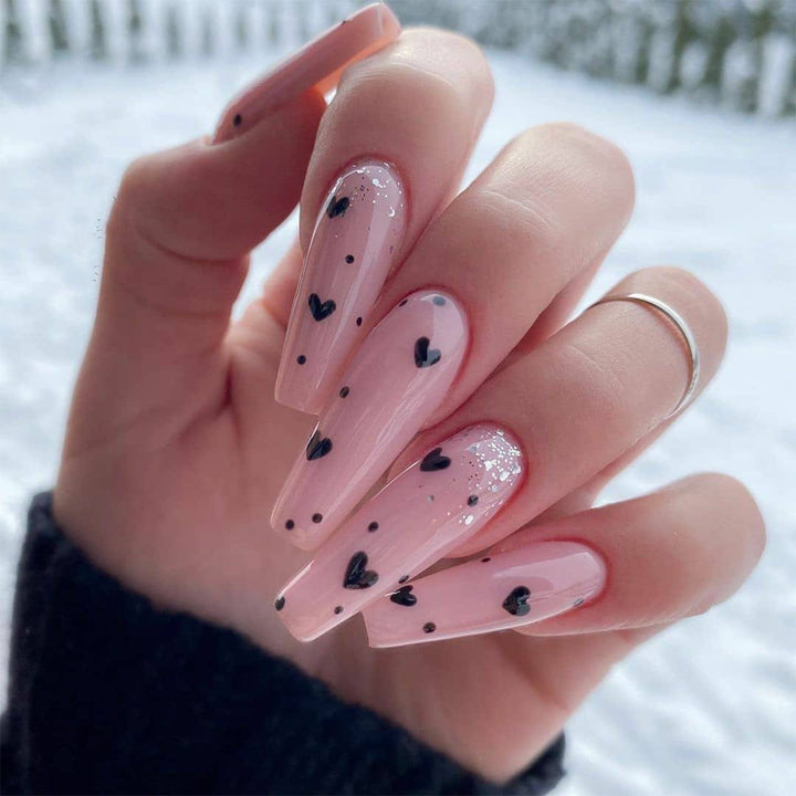 Kunstvolle Stiletto-Nägel mit Herzdesign Karnz