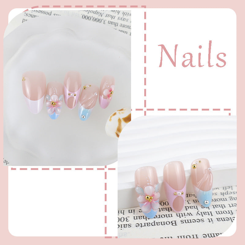 Kunstnagelset mit romantischen Blütenmotiven und eleganten Akzenten Karnz