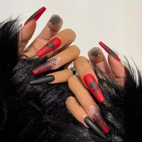 Künstlerisches Press-On Nageldesign mit Tropfeneffekt Karnz