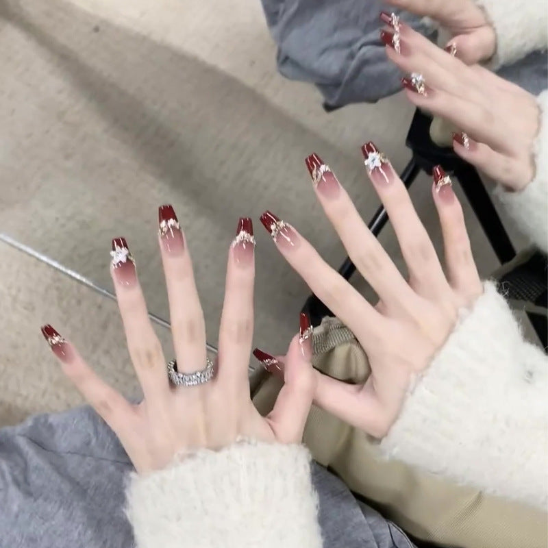 Kreatives Kunstnagelset mit Glitzer- und eleganten Muster Akzenten Karnz