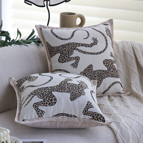 Quadratischer Kissenbezug mit gesticktem Leopardenmuster und Satinpaspel Karnz