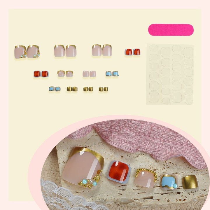 Kunstnagelset mit eleganten goldenen Akzenten Karnz