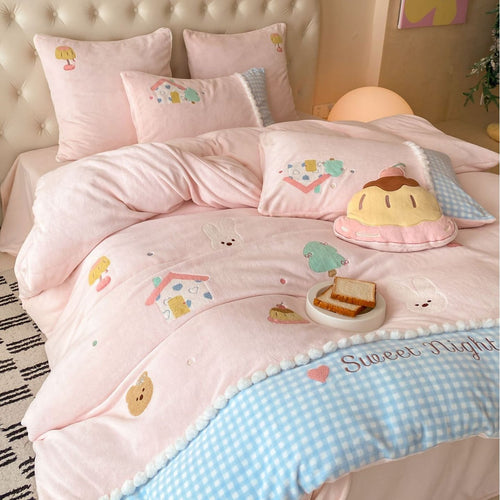 Niedliches besticktes Baumwoll-Bettbezugset mit Pom-Pom-Borte und Gingham-Bettrock