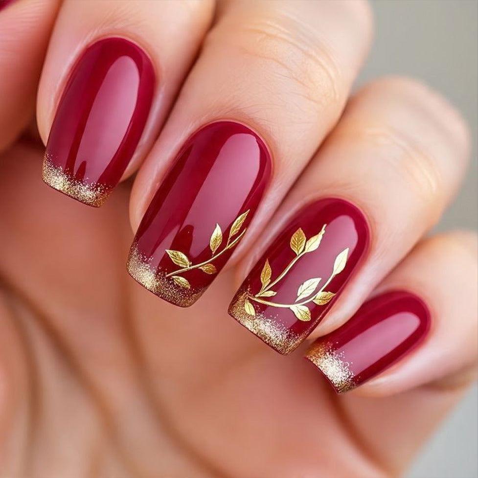 Kunstnägel mit Goldenen Blattmotiven Karnz