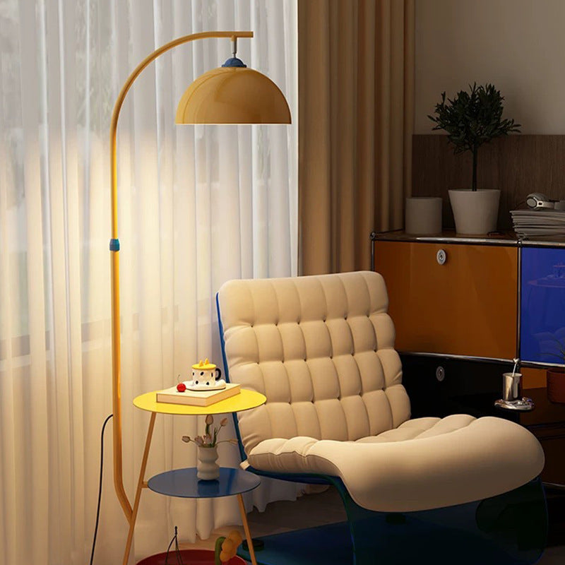 Künstlerische Bogen-Stehlampe mit integriertem Beistelltisch