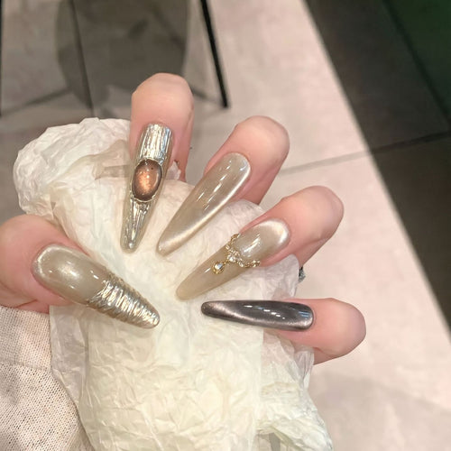 Elegantes Stiletto Nagelset Karnz
