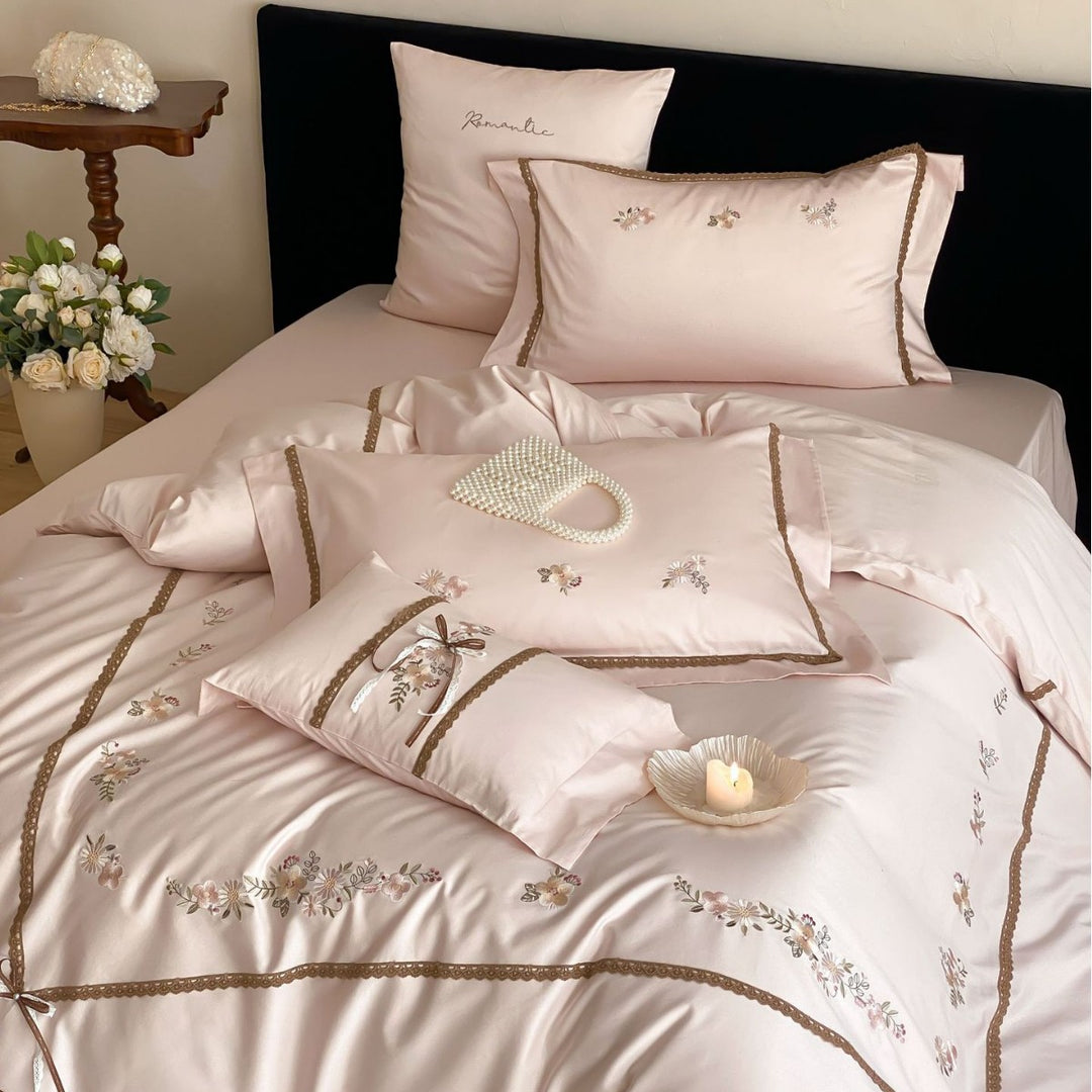 Bestickte Bettwäsche-Garnitur aus Baumwollsatin mit Spitzenborte und floralen Applikationen