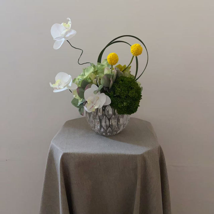Elegante falsche Blumenanordnung