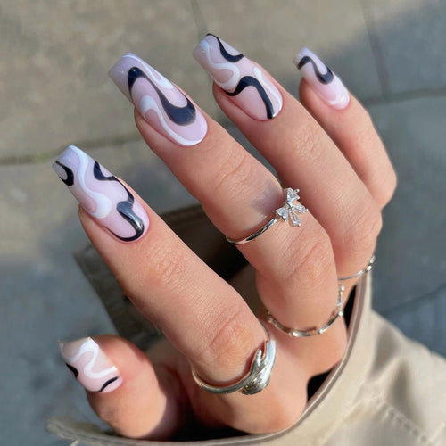 Kunstvolle Nagelverlängerungen mit eleganten geschwungenen Mustern Karnz