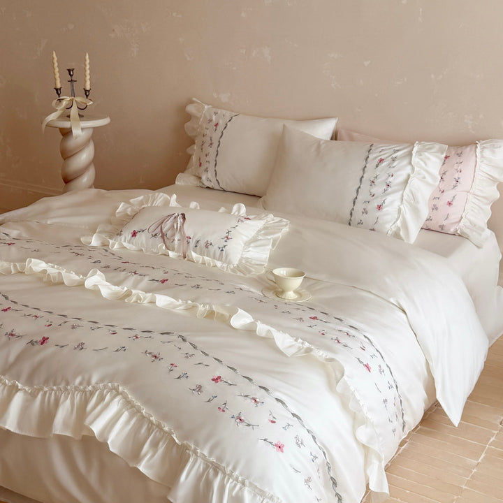 Romantisches Bettwäsche-Set mit Rüschen und floral besticktem Baumwollsatin