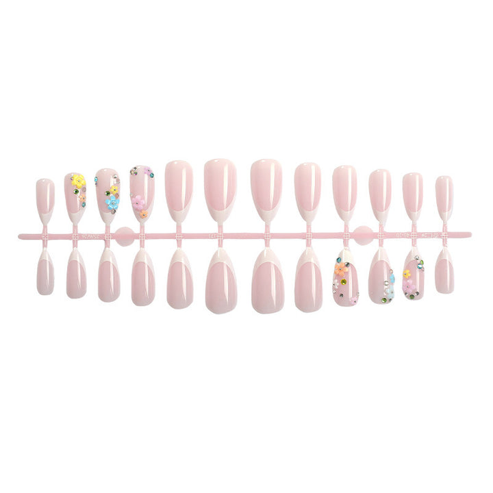 Dekorativer Press-On Nagelset mit floralen Akzenten