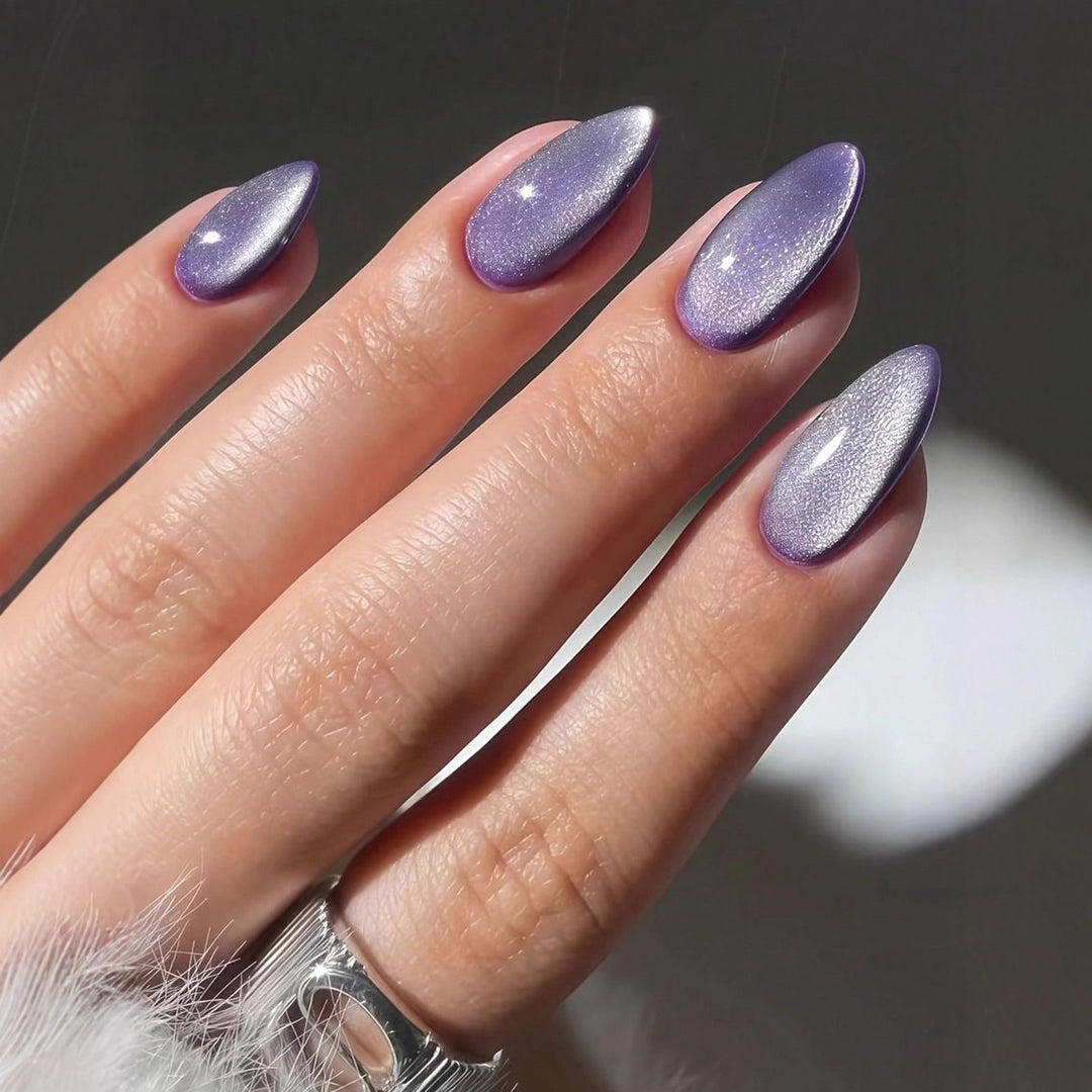 Kunstnagelset mit schimmernden und eleganten Spitzen Karnz