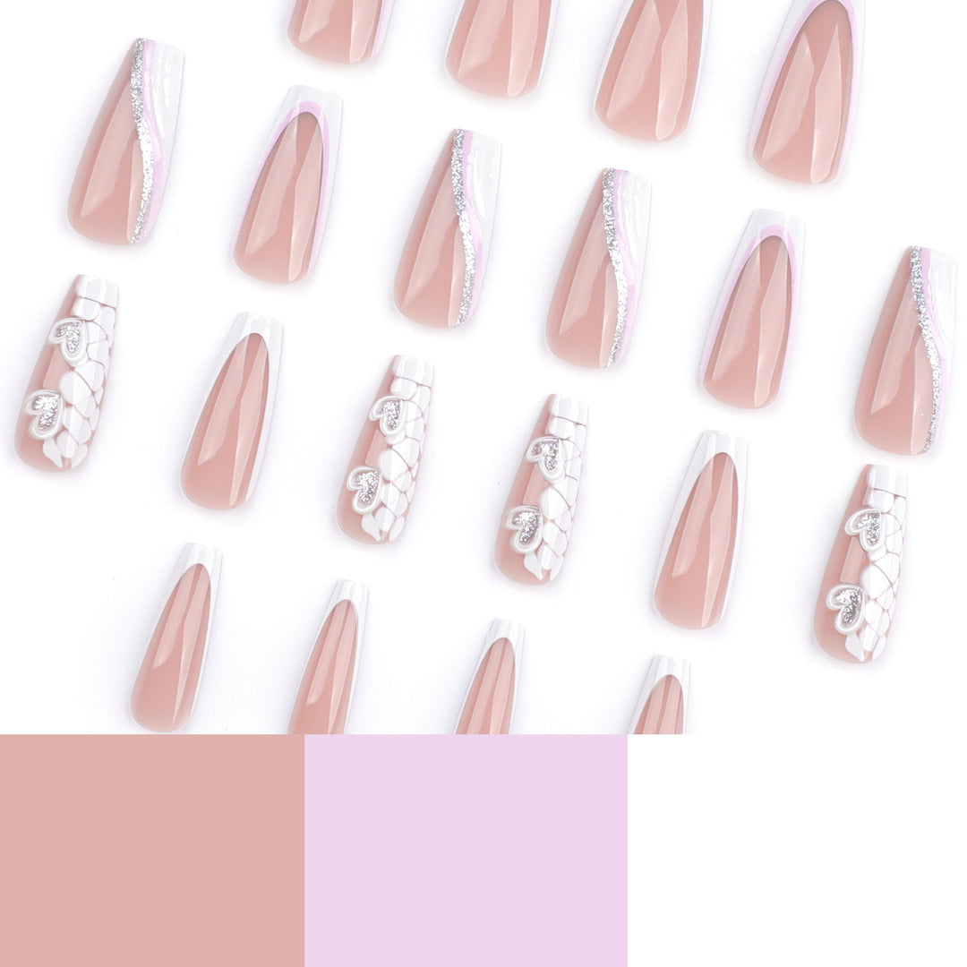 Kunstvolle Nagelverlängerungen mit Herzdesign und Glitzerakzenten Karnz