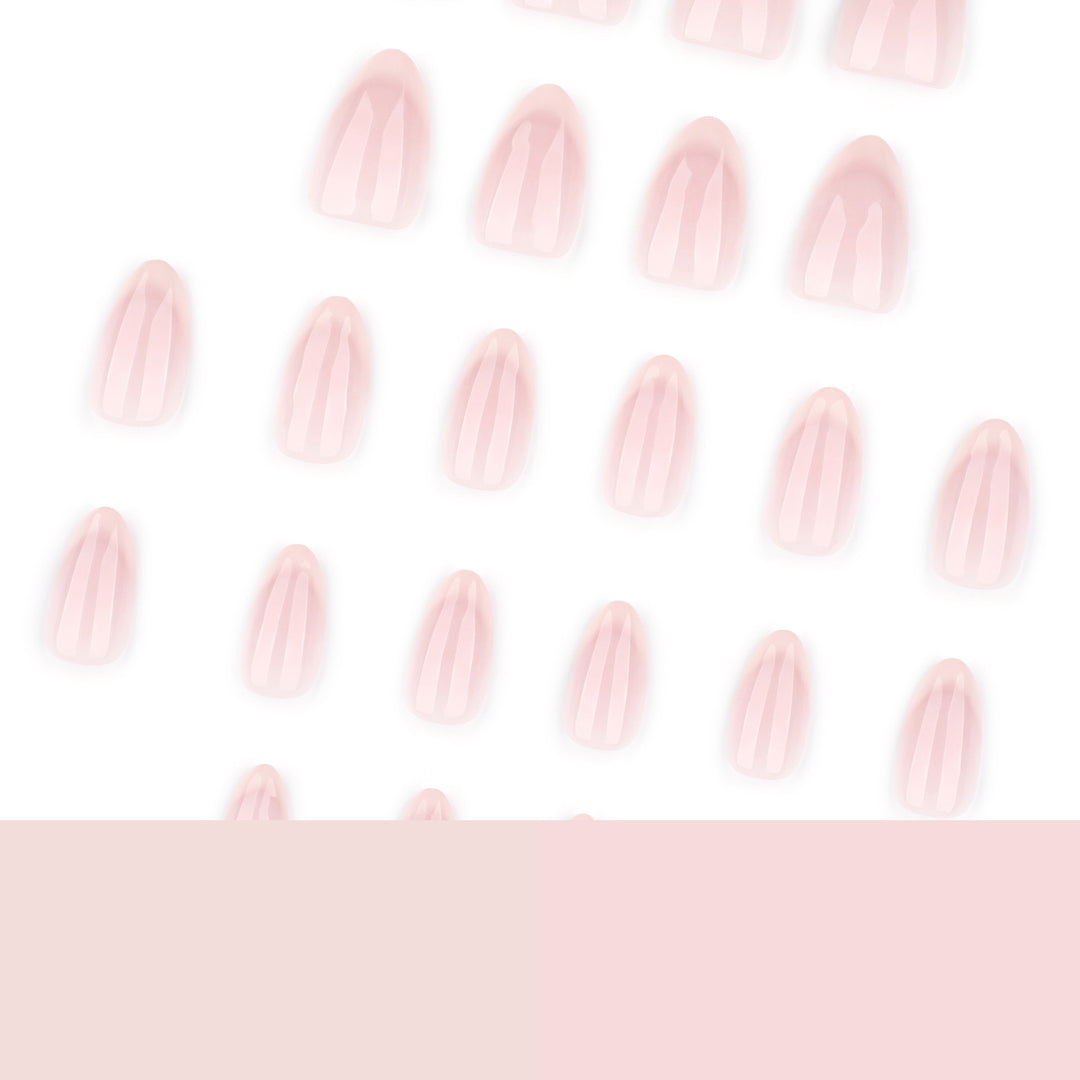 Kunstvolle Nagelverlängerungen mit eleganten French-Spitzen Karnz