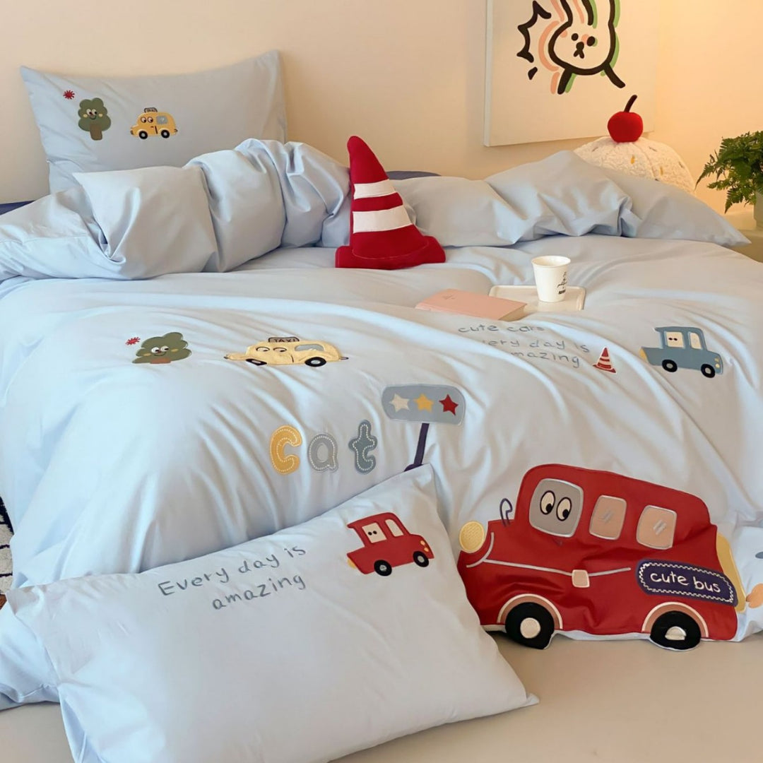 Kinderbettwäsche-Garnitur mit applizierten Fahrzeugmotiven aus Baumwollsatin