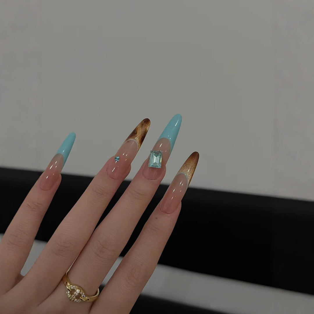 Elegante Stiletto-Nagelverlängerungen mit Glitzerakzenten