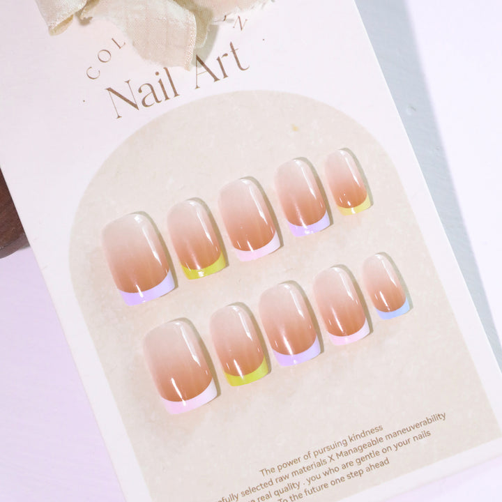 Kreative Nagelverlängerungen mit buntem French-Tip Karnz