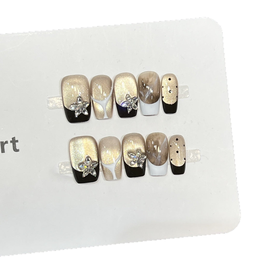 Elegantes Press-On Nail Art Set mit floralen Verzierungen Karnz