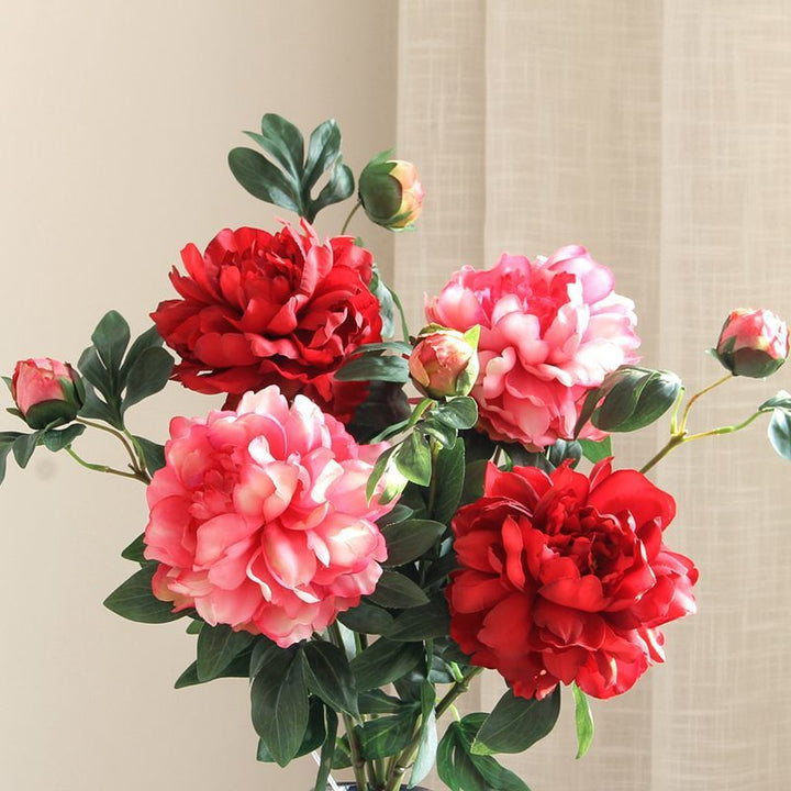 Lebensechte Pfingstrosen-Blumenarrangement