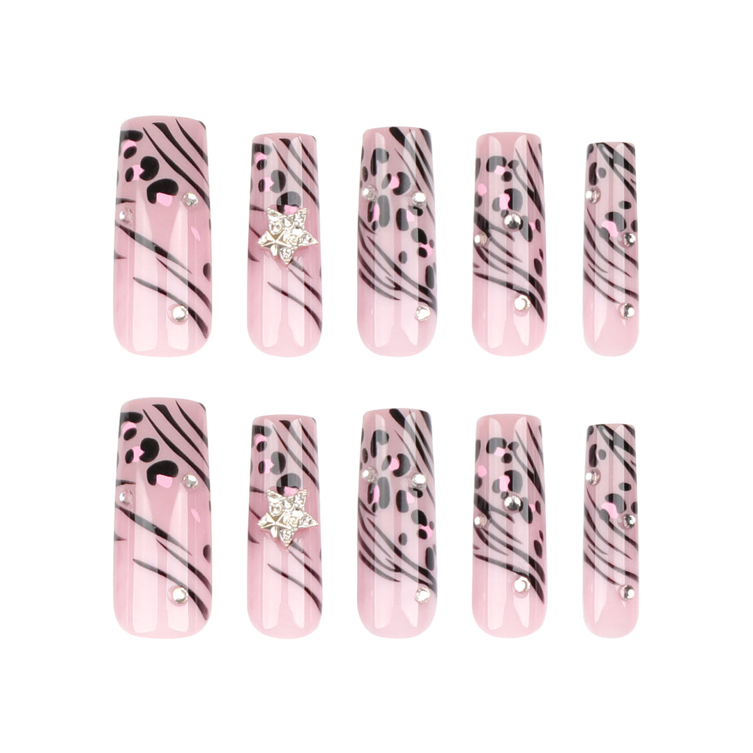 Kunstvolle Nagelkunst mit Zebramuster und Glitzerakzenten Karnz