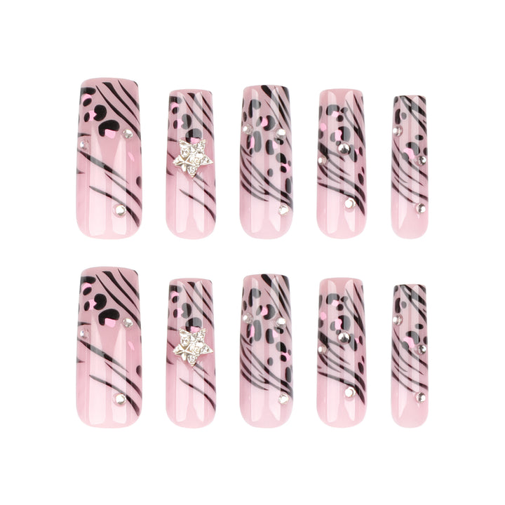 Kunstvolle Nagelkunst mit Zebramuster und Glitzerakzenten Karnz