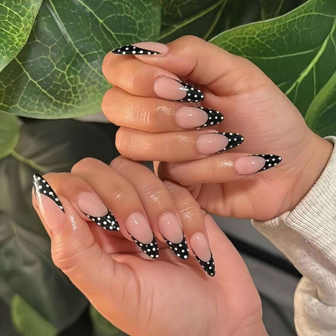 Künstlerisches French Tip Press-On Nails Set Karnz