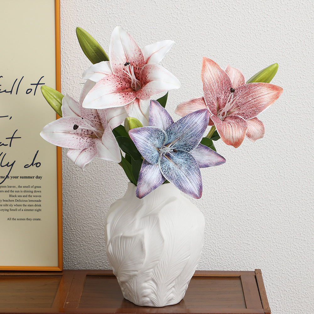Künstlicher Lilienstrauß mit realistischen Details Karnz