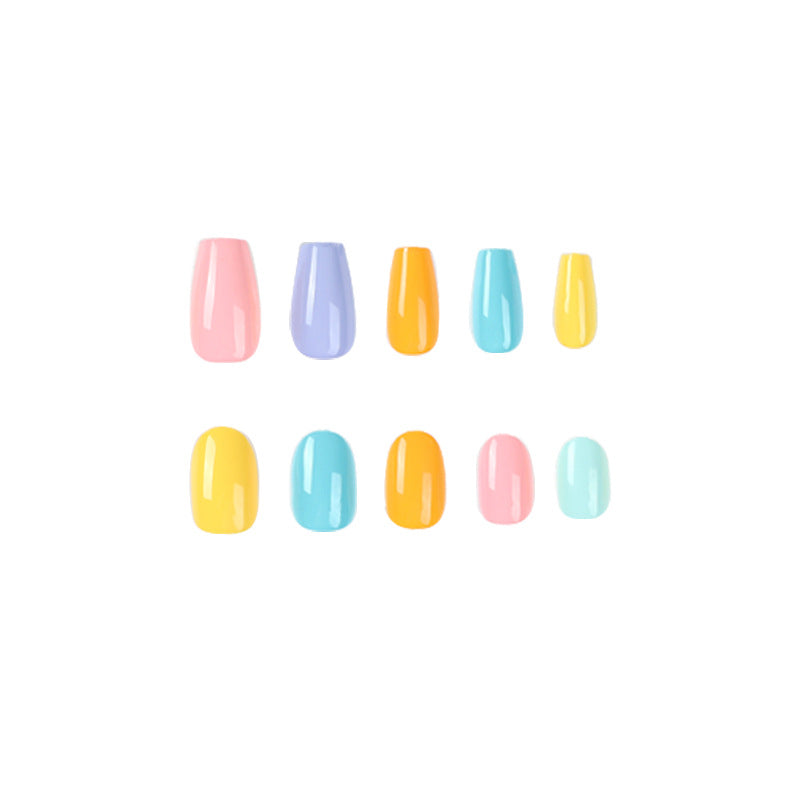 Künstliche Nagelkunst mit bunten Designs Karnz