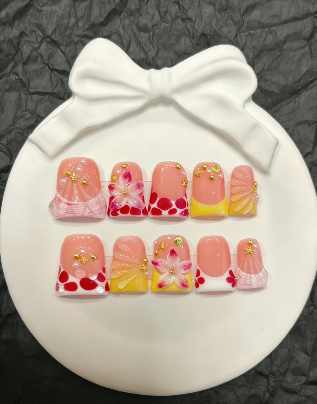 Dekoratives Press-On Nail Art Set mit floralen und Insektenakzenten