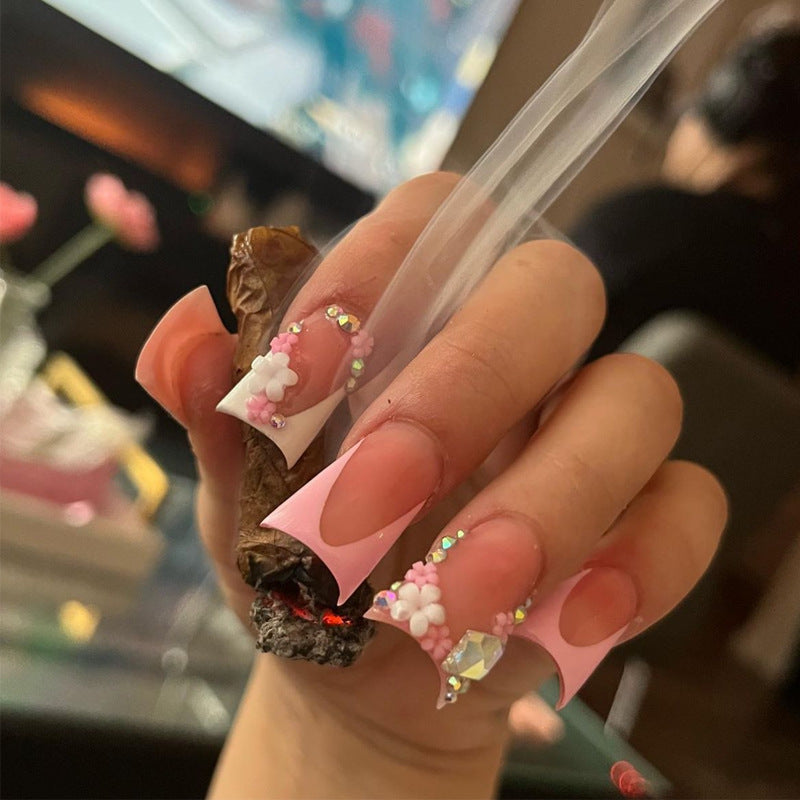 Elegante Stiletto Press-On Nagelkunst mit Strass-Akzenten Karnz