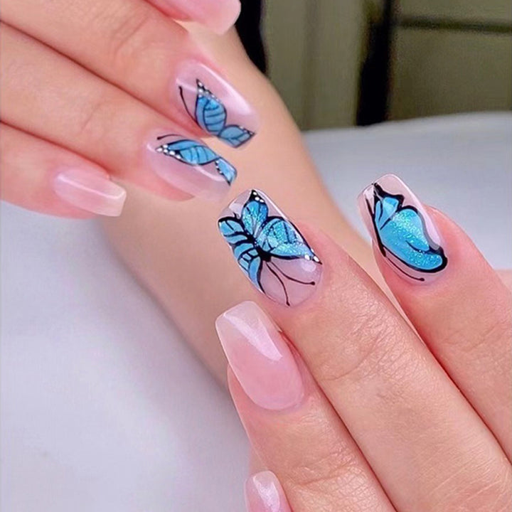 Künstliche Nagelkunst Design mit Schmetterlingsmotiv Karnz