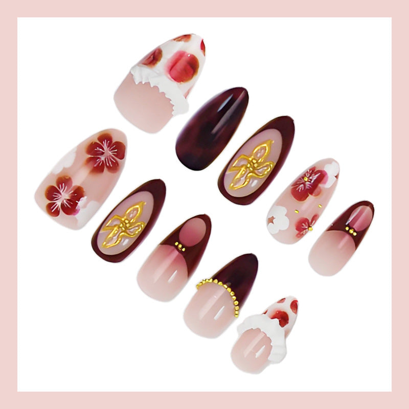 Kunstnagelset mit luxuriösen floralen Designs und Glitzerakzenten Karnz