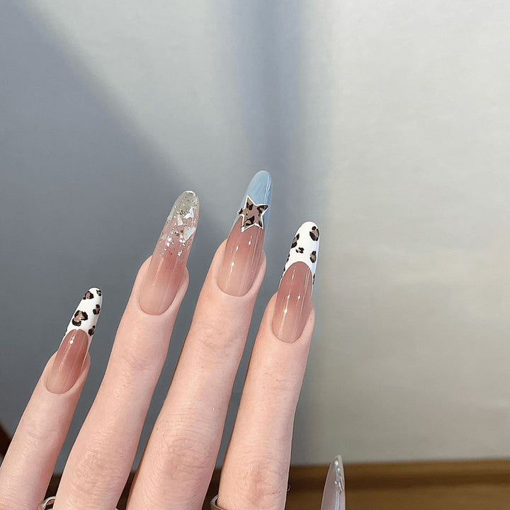 Kunstnägel mit Kreativem Glitzereffekt und Tierischem Design Karnz