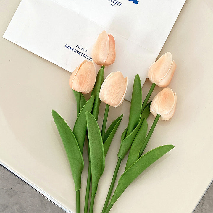 Lebensechte Tulpenblumenarrangement