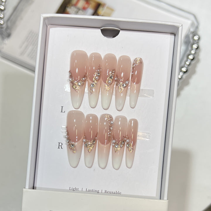 Elegantes Stiletto Press-On Nagelset mit Kristall- und Perlenakzenten Karnz