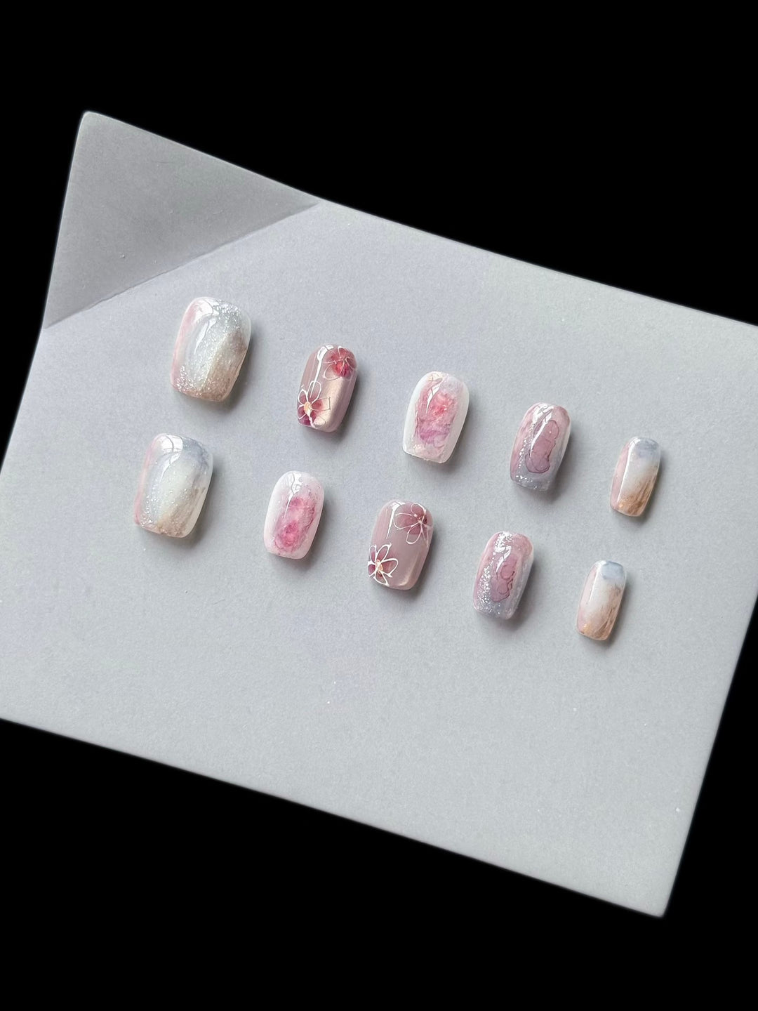 Dekorativer Press-On Nagel Kunst Set mit Blumen- und glänzenden Akzenten