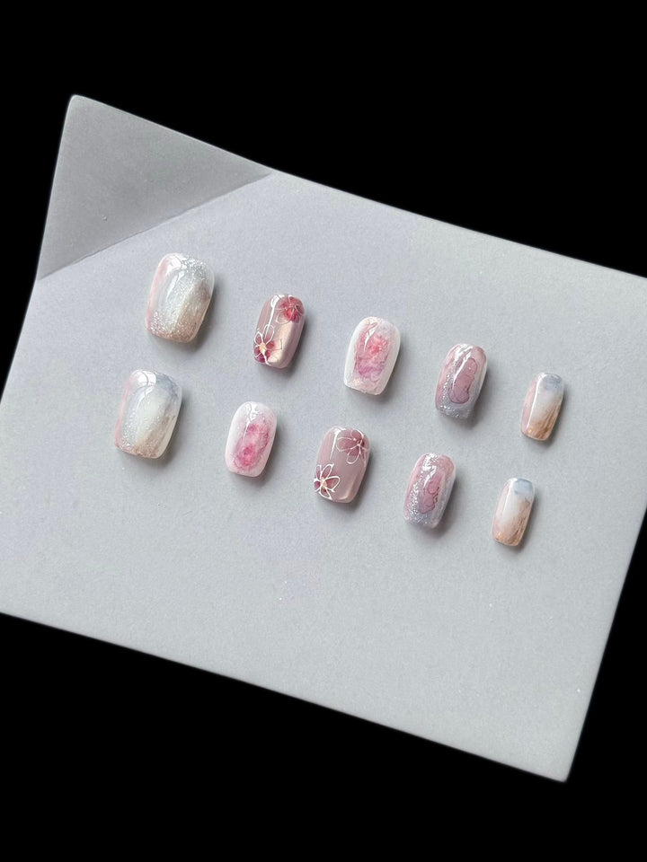 Dekorativer Press-On Nagel Kunst Set mit Blumen- und glänzenden Akzenten
