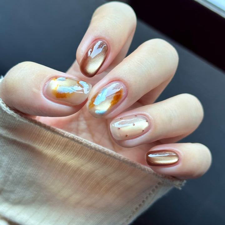 Künstlerisches Nagelset mit glänzendem Metallic-Finish Karnz
