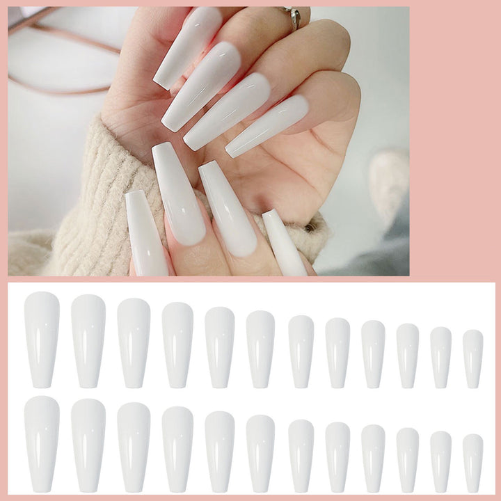 Kunstnagelset mit eleganten Spitzen und glänzendem Finish Karnz