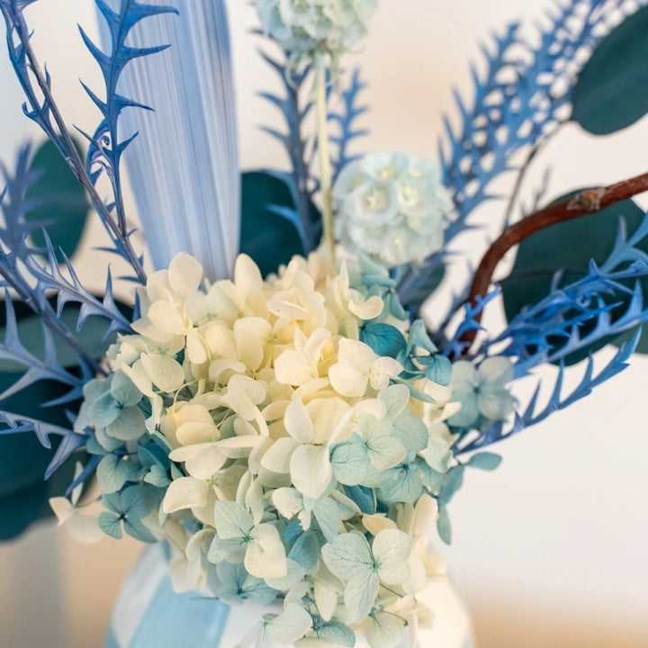 Dekorative florale Vase mit getrockneten Pflanzen