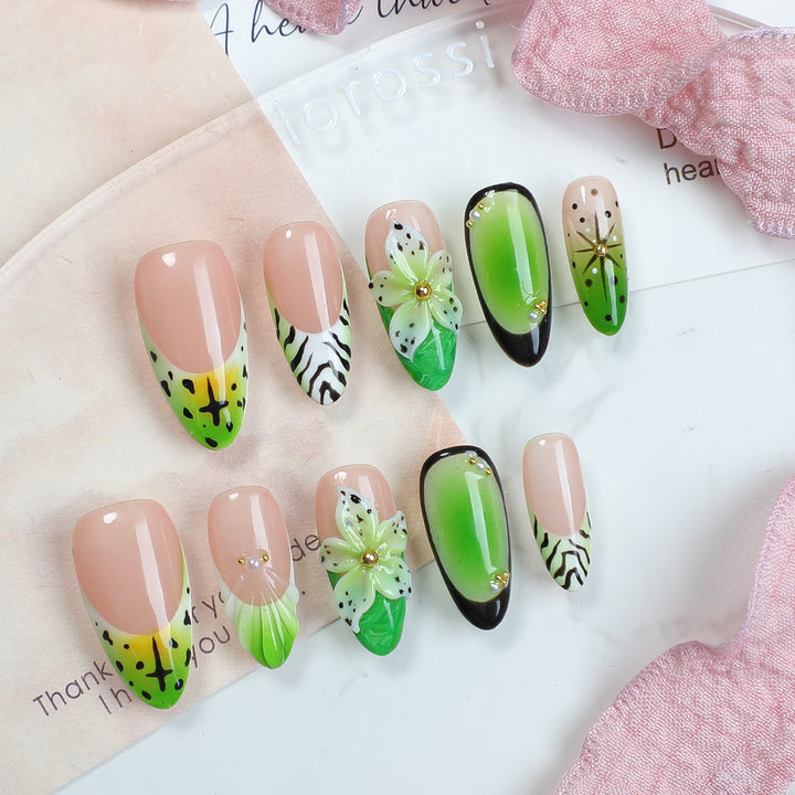 Kunstnagelset mit floralem und buntem Design Karnz