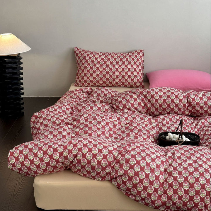 Florales Baumwoll-Bettwäsche-Set mit gesteppter Decke und Kissenbezügen