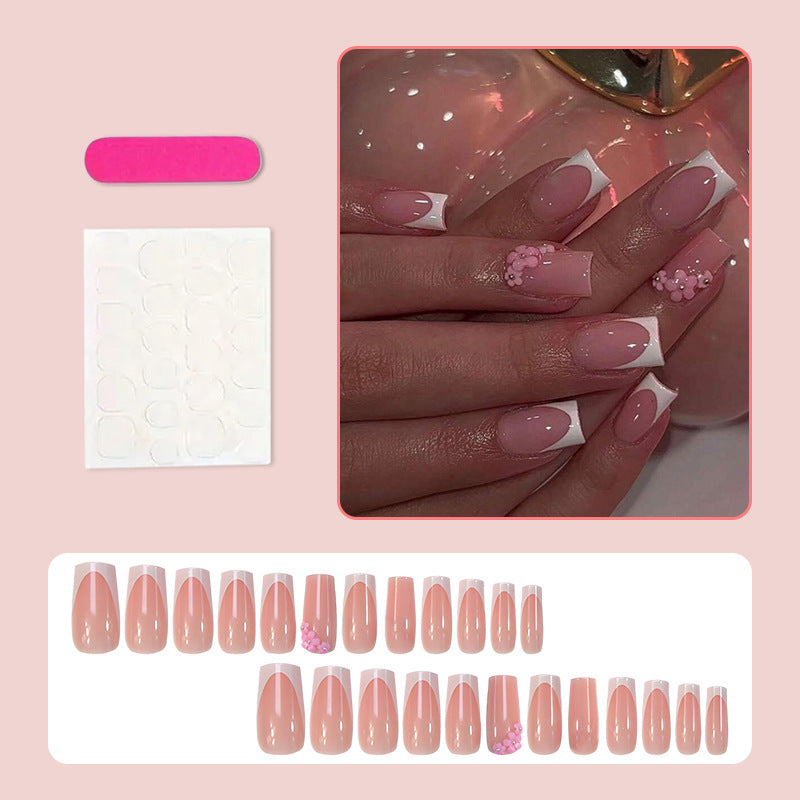 Kunstnagelset mit eleganten französischen Spitzen und dekorativen Akzenten Karnz