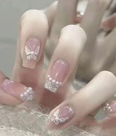 Elegantes Nageldesign mit Perlenverzierung Karnz