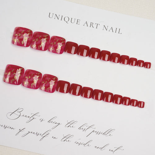 Künstlerische Nagelkunst mit goldenen Akzenten
